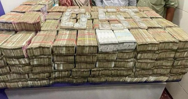 Tịch thu 19 kg vàng, gần 30 tỷ VNĐ tiền mặt giấu trong hốc tường, dưới nền nhà của chủ một doanh nghiệp, mất 6 tiếng kiểm kê