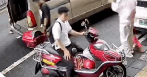 0,5 giây tử thần: Hai con dao nhà bếp “từ trên trời" rơi xuống người đi xe máy