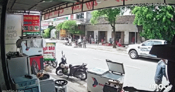 Ô tô trôi tự do trên đường, tài xế co cứng toàn thân trong xe, 30 giây cứu một mạng người
