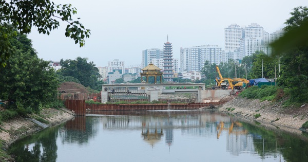 Cảnh tượng lạ trên sông Tô Lịch khiến ai cũng phải ngoái nhìn: Chủ đầu tư nói gì?