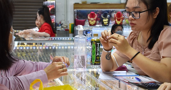 Giá vàng hôm nay, 11-7: Chưa dừng đà tăng