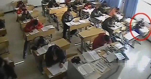 Thi đại học, nam sinh ở Trung Quốc liên tục dùng tẩy xóa đi đáp án đã điền, giám thị liếc nhìn rồi lập tức báo cảnh sát
