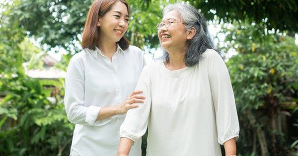Từ lo cho cha mẹ, con cái nhận ra: Chính mình cũng cần được chăm sóc đúng cách khi về già