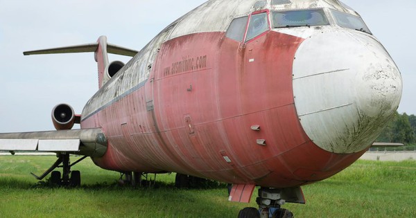 Cận cảnh máy bay Boeing bị "bỏ rơi" 18 năm tại Nội Bài