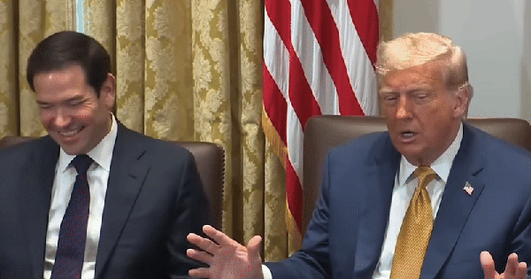 Ông Trump kể chuyện "mang đồ" từ văn phòng Ngoại trưởng về Nhà Trắng khiến Nội các Mỹ cười nghiêng ngả