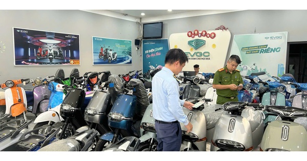 Kiểm tra đột xuất 2 cửa hàng xe điện Trung Hiếu, hiện đã bắt tạm giam 3 người