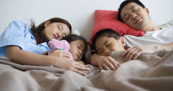 Đứa trẻ ngủ với mẹ và ngủ với bố lớn lên có tính cách khác hẳn nhau, cho con ngủ cùng ai là tốt nhất?