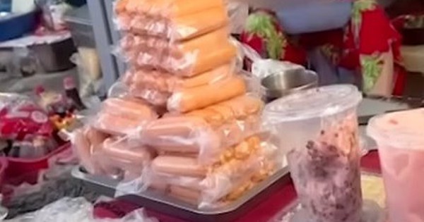 Xúc xích không nhãn bán tràn lan ngoài chợ, bị kiểm tra lại nói 'hàng nhà làm để ăn'