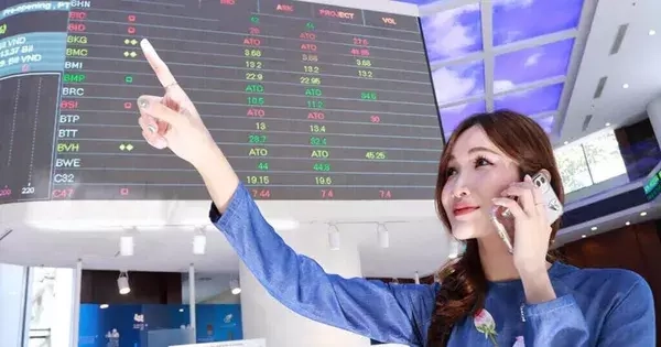 Cổ phiếu nhà tỷ phú bứt phá, VN-Index chạm đỉnh mới