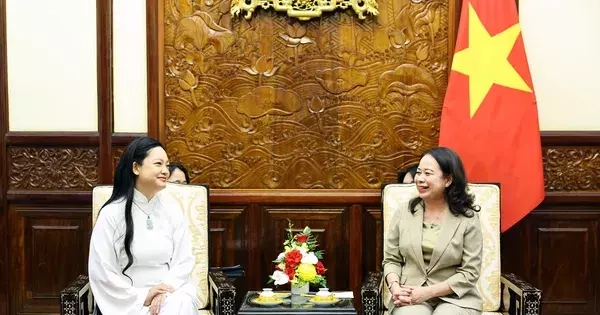 Nữ phi hành gia gốc Việt đầu tiên bay vào vũ trụ bàn giao hạt giống sen cho Việt Nam