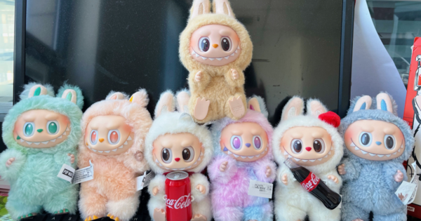 Dân đầu cơ “ôm” Labubu đã khóc: Từng bán được gấp đôi gấp ba giá gốc, giờ đây chỉ có thể tự trưng trong góc nhà