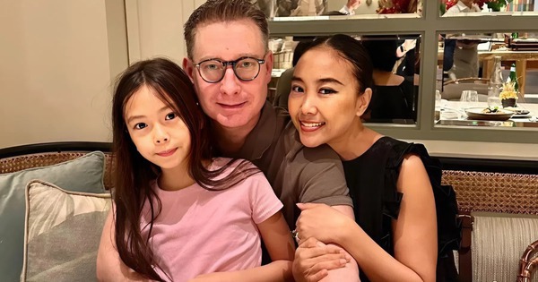 Con gái Đoan Trang chỉ ngồi ăn 1 bát mỳ thôi mà dân mạng tấm tắc khen: Nghe nói chuyện đã thấy mẹ dạy hay!