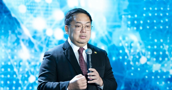 Sinh viên hỏi xoáy "Các chuyên gia AI làm gì khi bị mất điện", ông Hoàng Nam Tiến đứng ngồi không yên, phải xuống gặp tận nơi để trả lời