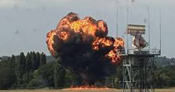 Máy bay phát nổ thành quả cầu lửa ngay sau khi cất cánh, bốc khói đen cao hàng trăm mét