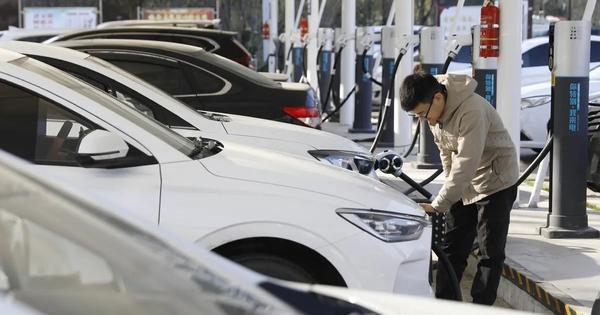 Trung Quốc tăng tốc khai thác 'mỏ vàng' mới: kế hoạch xây 100.000 trạm sạc xe điện, thổi bùng cuộc đua công nghệ giữa các 'ông trùm' ô tô