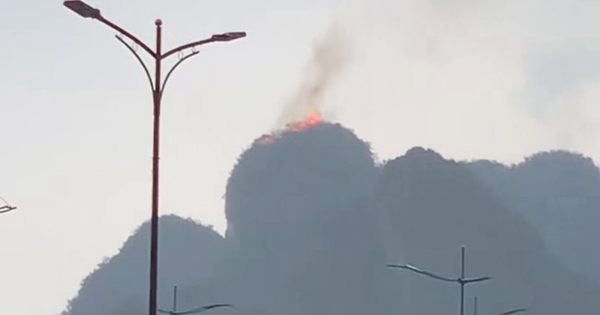 Sét đánh cháy mỏm núi trên vịnh Hạ Long