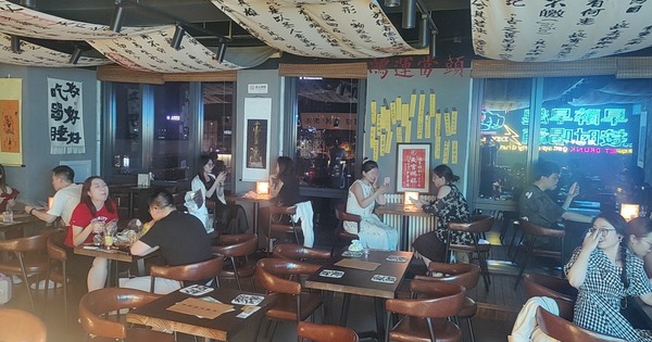 Giới trẻ Trung Quốc đi bar kết hợp xin quẻ cầu may: Đằng sau những gam màu tối của nền kinh tế lớn thứ 2 thế giới