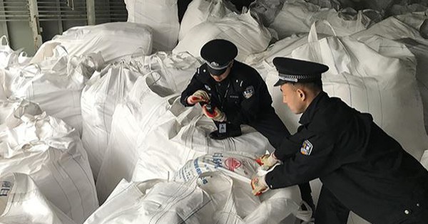 Kiểm tra đột xuất 4 xe tải, hải quan tịch thu 116 tấn nông sản lậu, bắt giữ nhóm đối tượng trốn thuế hơn 752 triệu đồng
