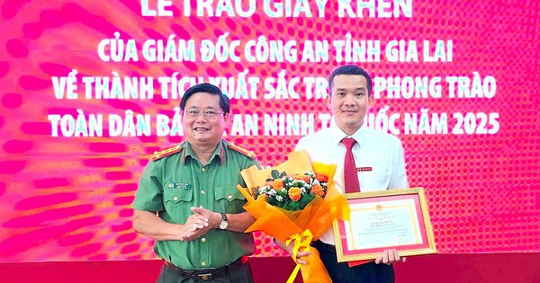Cụ bà U70 nộp tiền vào tài khoản ngân hàng, nhân viên Agribank đọc nội dung chuyển khoản liền ngừng giao dịch và được trao bằng khen