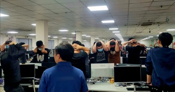 Đột kích 1 cơ sở lừa đảo, cảnh sát phanh phui đường dây mạo danh công ty chứng khoán với chiêu thức rất bài bản, bắt giữ 2 đối tượng cầm đầu