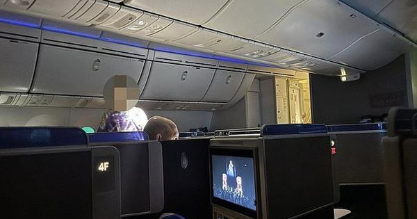 Đây là bức ảnh khiến hội cha mẹ "đại gia" cãi nhau ỏm tỏi trên mạng xã hội: Không biết dạy con hay lý do bất khả kháng?