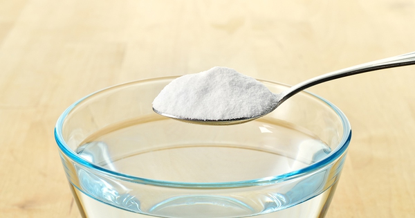 Pha loãng 2 thứ màu trắng với nước được chuyên gia ca ngợi là cách tẩy sạch “độc tố” trong tủ lạnh: Rất quen trong bếp