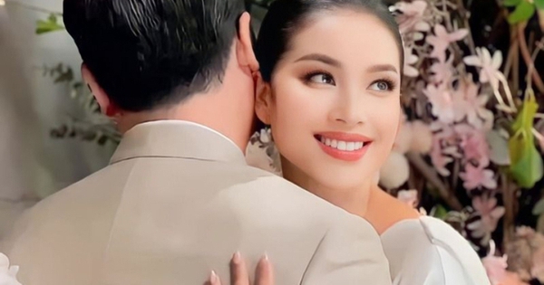 Hoa hậu Phạm Hương về Việt Nam giữa lúc chồng đại gia lộ dấu hiệu lạ?