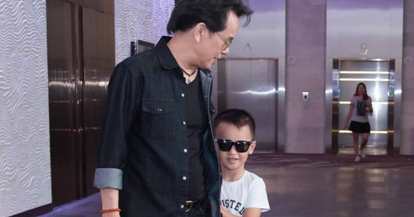 Chuyện tình của nam nhạc sĩ nổi tiếng với vợ kém 44 tuổi, 71 tuổi làm bố bỉm sữa, vẫn muốn đẻ nữa