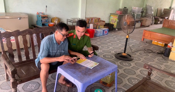 Sợ bị phong tỏa tài khoản, người đàn ông định ra ngân hàng thực hiện chuyển tiền: Công an xã nhận được tin liền tới tận nhà làm việc