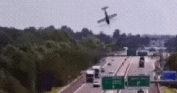 Máy bay lao xuống đường cao tốc rồi phát nổ kinh hoàng, không một ai trong khoang sống sót