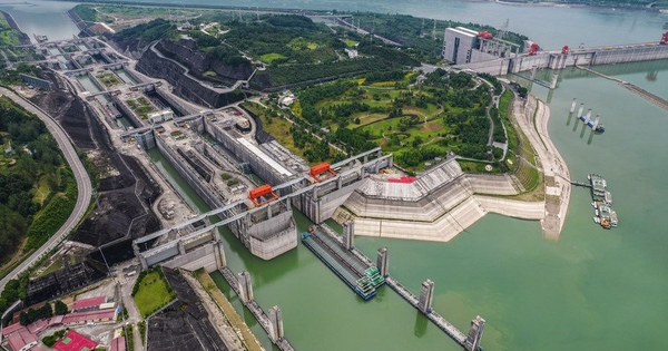 Sau tiếng rầm lớn, bức tường nặng 400.000 tấn rơi xuống nước, 26.000 người hò reo vì thành công lớn, dự án 37 tỷ USD lớn nhất châu Á báo tin vui