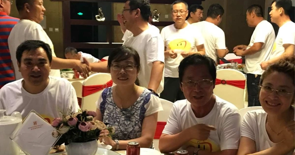 Họp lớp 20 năm, lúc chia tiền, lớp trưởng tặng 1 "món quà" khiến tôi lập tức đứng dậy ra về, không quay đầu lại