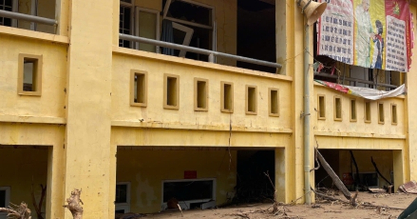 Ngôi trường bị vùi lấp sau lũ dữ, hiệu trưởng nghẹn ngào khi nhắc đến học sinh