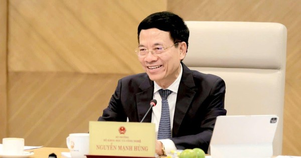 Bộ trưởng Nguyễn Mạnh Hùng: Bây giờ thay vì cạnh tranh hạ tầng, đã đến lúc phải chia sẻ, VNPT, Viettel phải chia sẻ hạ tầng cho MobiFone