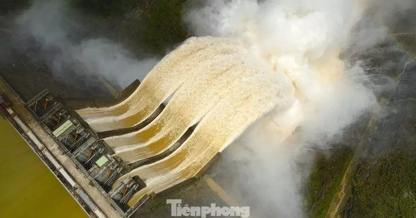 Thủy điện lớn nhất Bắc miền Trung xả lũ: Flycam ghi cảnh nước trắng xóa cuồn cuộn về xuôi