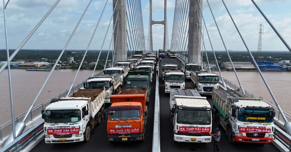 Hình ảnh hàng chục xe tải chở đầy hàng tham gia thử tải cầu Rạch Miễu 2