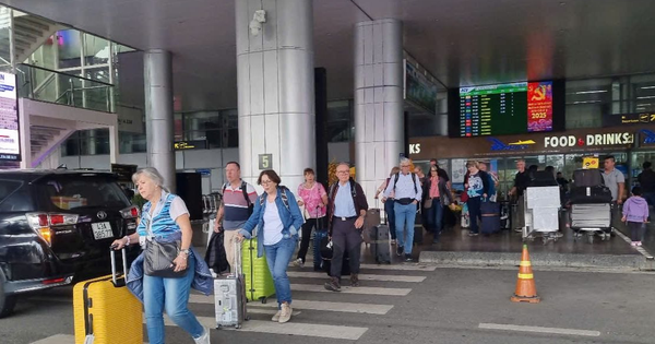 Vé máy bay bỗng tăng từ 18 triệu thành 30 triệu đồng, người đàn ông Hà Nội quyết không chuyển khoản thêm 12 triệu rồi báo công an