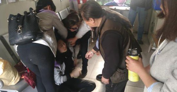 Học đại học 3 năm trời, nữ sinh ngã quỵ trước cổng trường khi bất ngờ nhận thông báo: "Em không phải là sinh viên của trường"