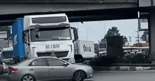 Bị container đẩy trượt dài cả trăm mét, nữ tài xế bật mở cửa xe nhảy ra ngoài: Diễn biến bất ngờ sau đó