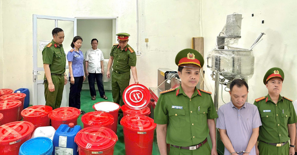 Cận cảnh khám xét Công ty Athena Việt Nam của 'trùm mỹ phẩm giả' Đường Văn Thiết