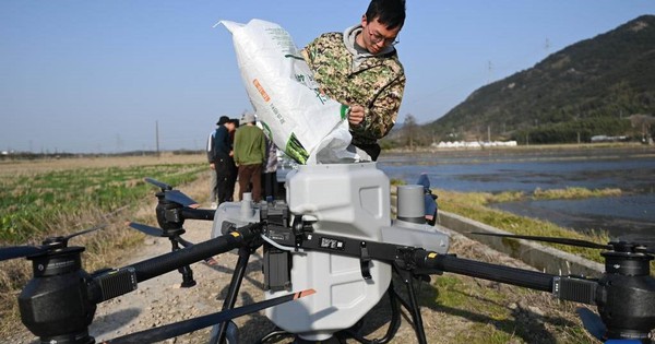 Nông dân Trung Quốc giờ “sướng như tiên”: Ngồi phòng điều hòa lái drone, điều khiển việc gặt lúa, cấy cày