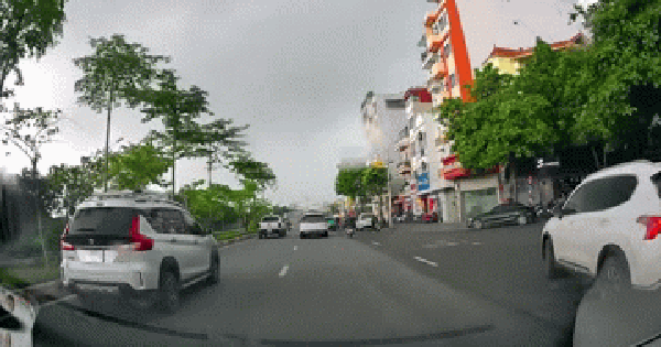 Hà Nội mưa dông, sét đánh liên hồi: 1 người phụ nữ tử vong trên cánh đồng