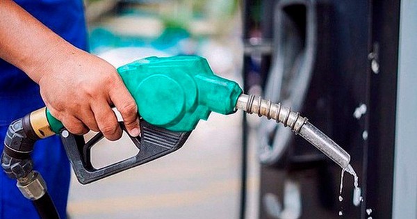 Giá xăng giảm hơn 1.200 đồng/lít từ 15 giờ chiều nay
