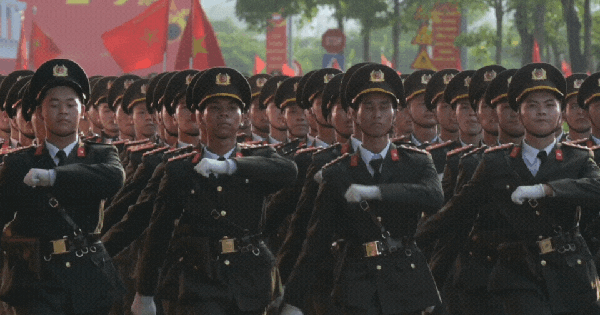Hợp luyện diễu binh mừng 80 năm Quốc khánh tại ĐHQG Hà Nội: Người dân háo hức đến xem từ sáng sớm