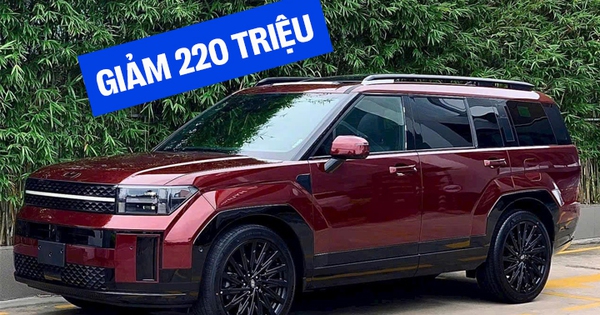 Giá Hyundai Santa Fe tiếp tục ‘dò đáy’: Bản ‘full’ giảm 220 triệu đồng, giá thấp hơn CUV hạng C nhưng người mua phải đánh đổi 1 thứ
