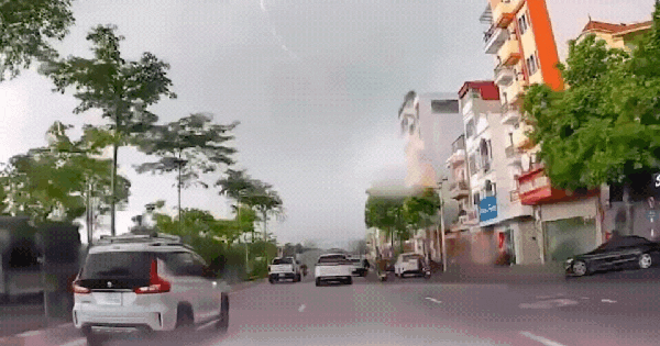 Cảnh tượng đáng sợ khi tia sét đánh thẳng vào một ngôi nhà ở Hà Nội: Người chứng kiến nói gì?