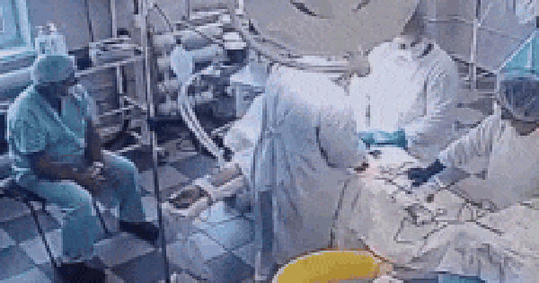 Động đất ở Nga: Cảm động hình ảnh bác sĩ nhất quyết không rời bệnh nhân dù phòng mổ rung lắc dữ dội