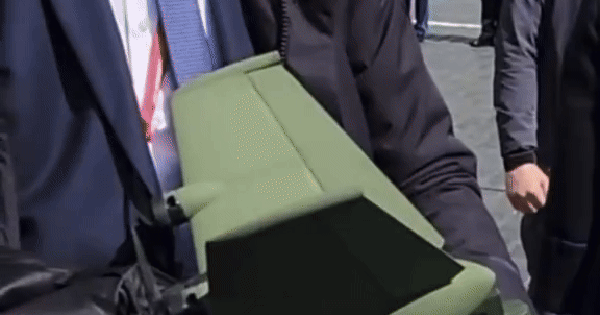 Bảo vệ ông Putin trước hiểm họa UAV: Thiết bị đánh chặn bí ẩn xuất hiện trong tay vệ sĩ gây xôn xao