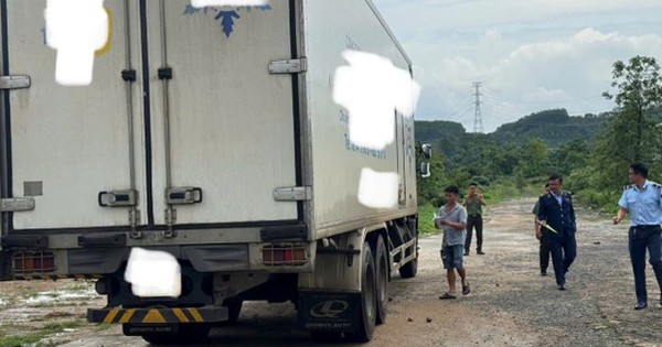 Cảnh sát khám xét chiếc ô tô tải trên quốc lộ