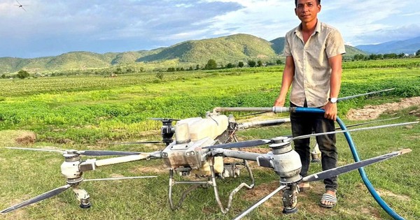 Dùng drone phun thuốc trừ sâu cứu 2 em nhỏ giữa dòng lũ dữ ở Gia Lai: Người "anh hùng" nông dân nói gì?